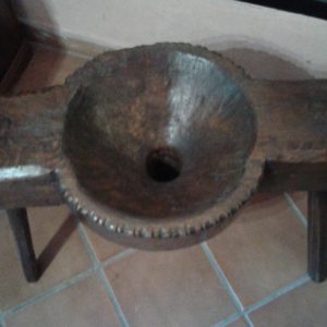 Oggetto contadino in abete a forma di imbuto