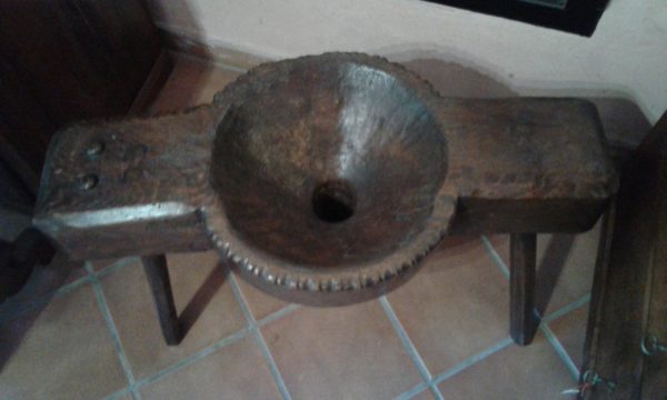 Oggetto contadino in abete a forma di imbuto