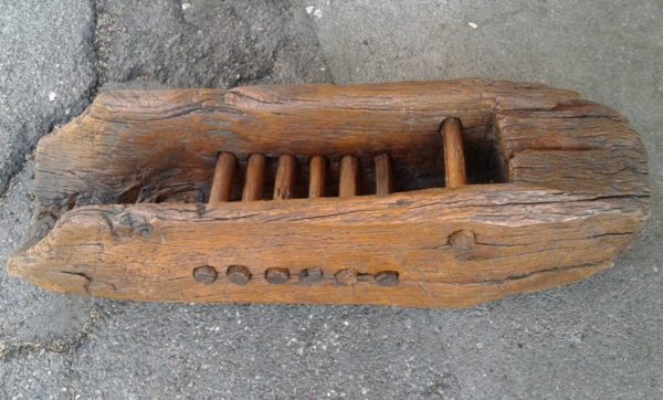 Oggetto contadino in castagno torchio per mirtilli
