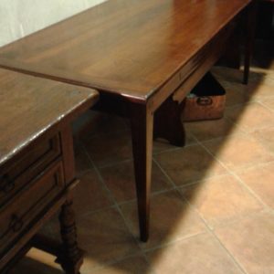 Tavolone costruito in legno di noce