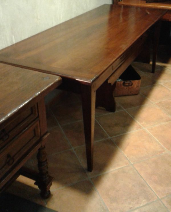 Tavolone costruito in legno di noce