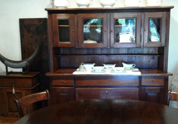Credenza in larice provenienza valle maggia