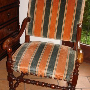 Poltrona in noce. Cod. 480