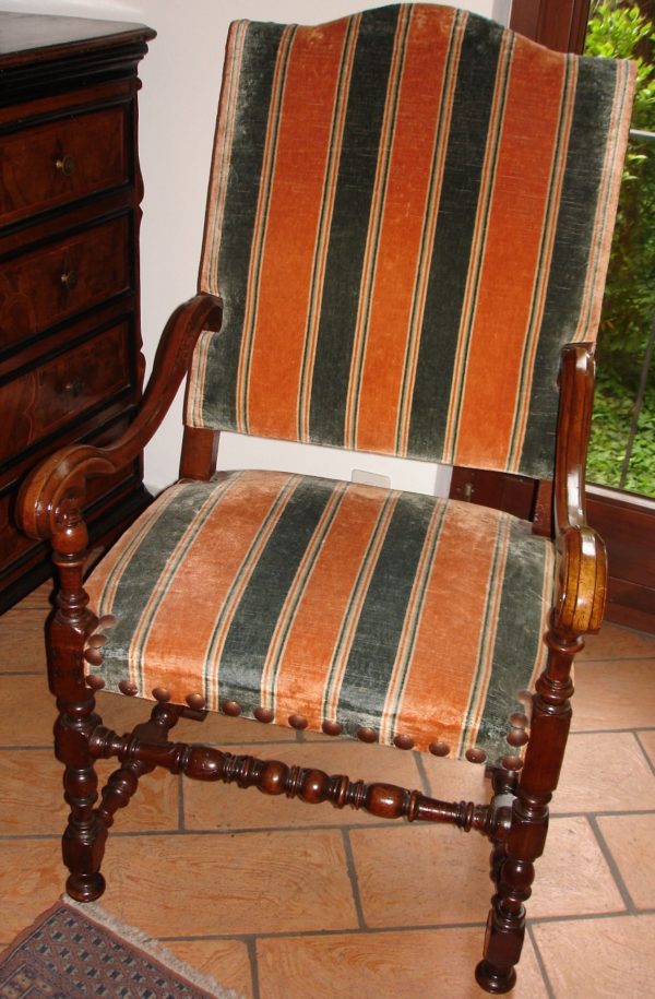 Poltrona in noce. Cod. 480