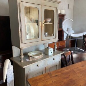 Credenza in abete a doppio corpo